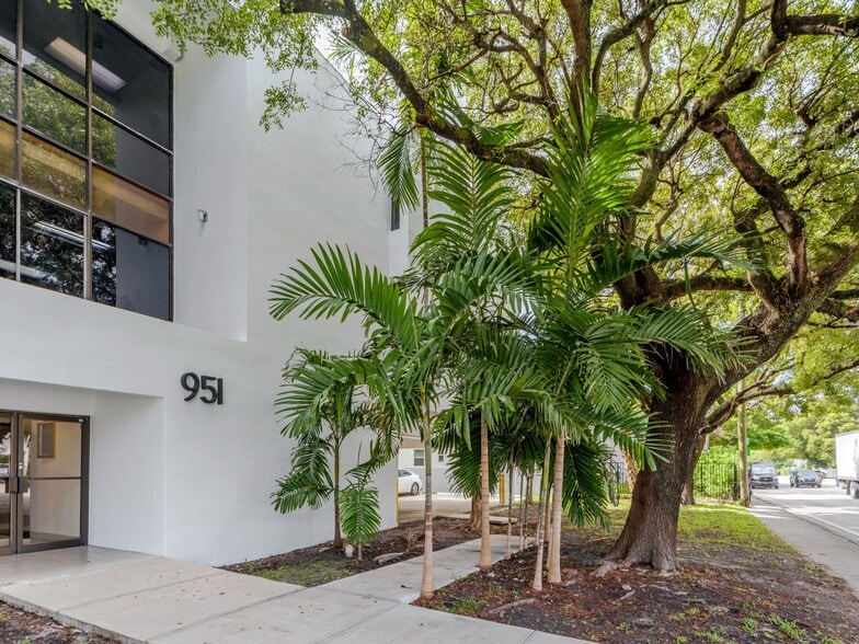More Photos Of 951 S Le Jeune Rd, Coral Gables Medical For Sale