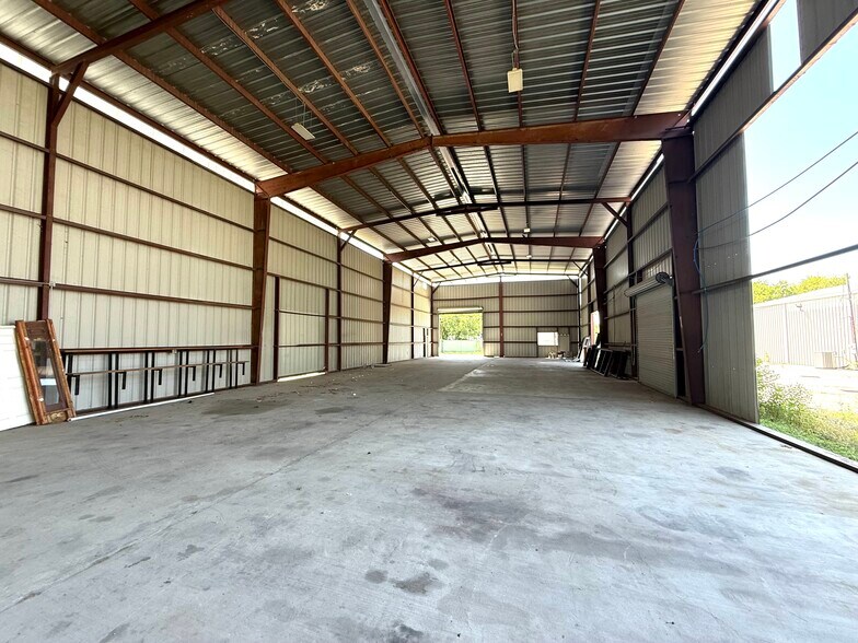 More Photos Of 703 Buschong St, Houston Manufacturing For Lease
