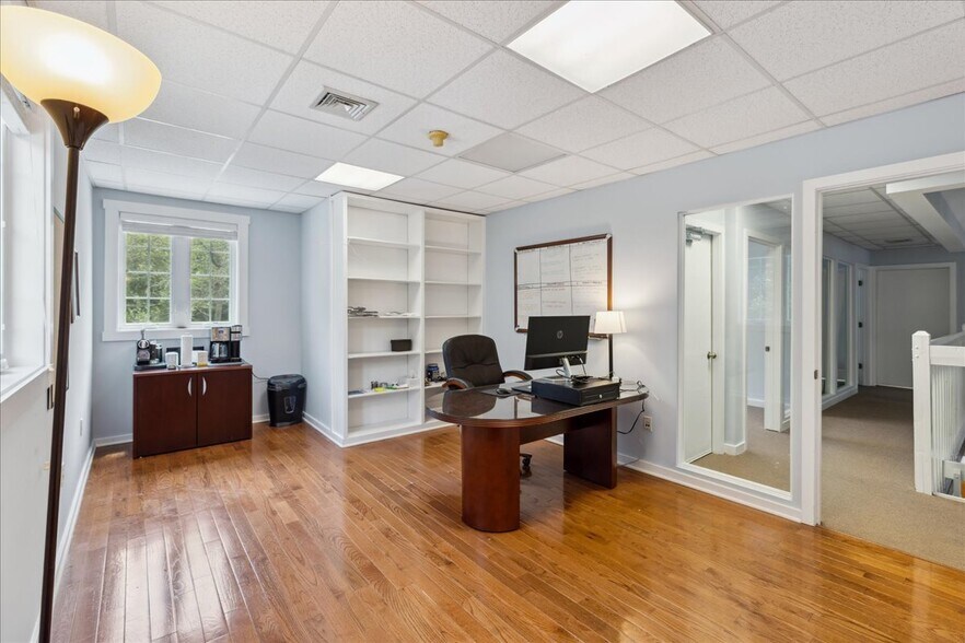 More Photos Of 10 Mystic Ln, Malvern Loft Creative Space For Sale