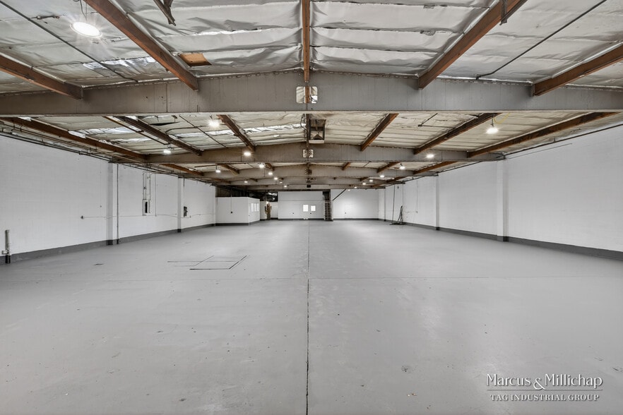 More Photos Of 19340 Londelius St, Northridge Warehouse For Lease