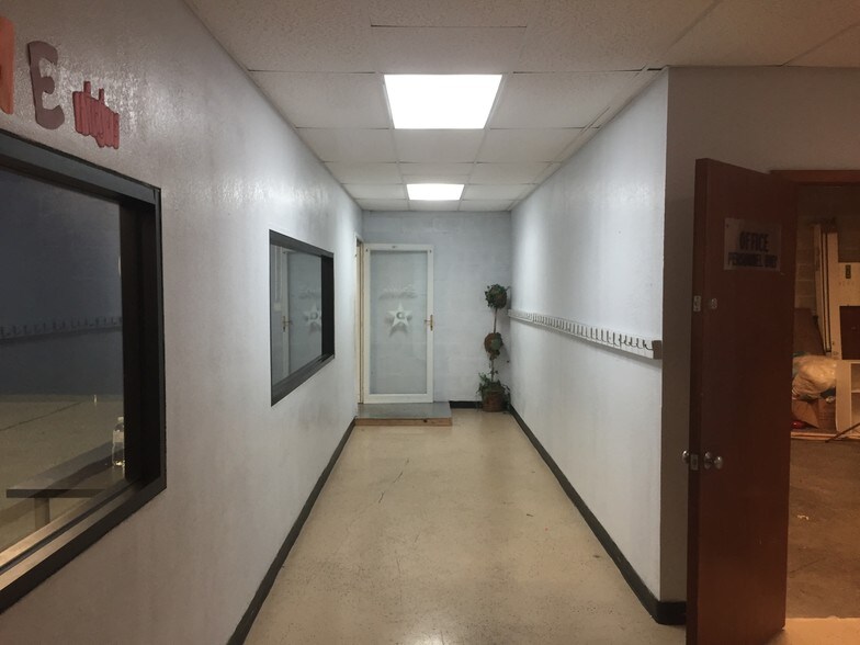 More Photos Of 4244 W Waters Ave, Tampa Showroom For Lease