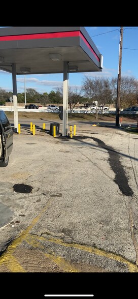 More Photos Of 720 W Sam Houston Pkwy S, Houston Convenience Store For Lease