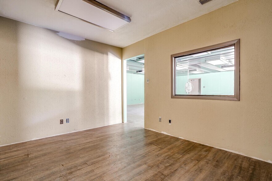 More Photos Of 117 Roberts Cut Off Rd, Fort Worth Warehouse For Sale