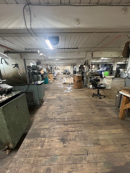 More Photos Of 50 Industrial Cir, Lincoln Manufacturing For Lease