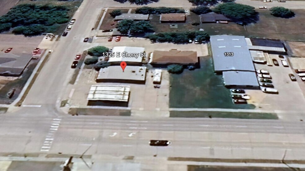 More Photos Of 1325 E Cherry St, Vermillion Service Station For Sale
