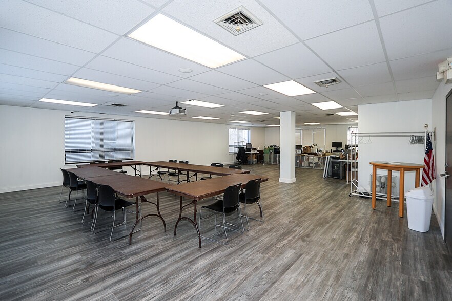 More Photos Of 40 Railroad Ave, Glen Head Flex For Lease