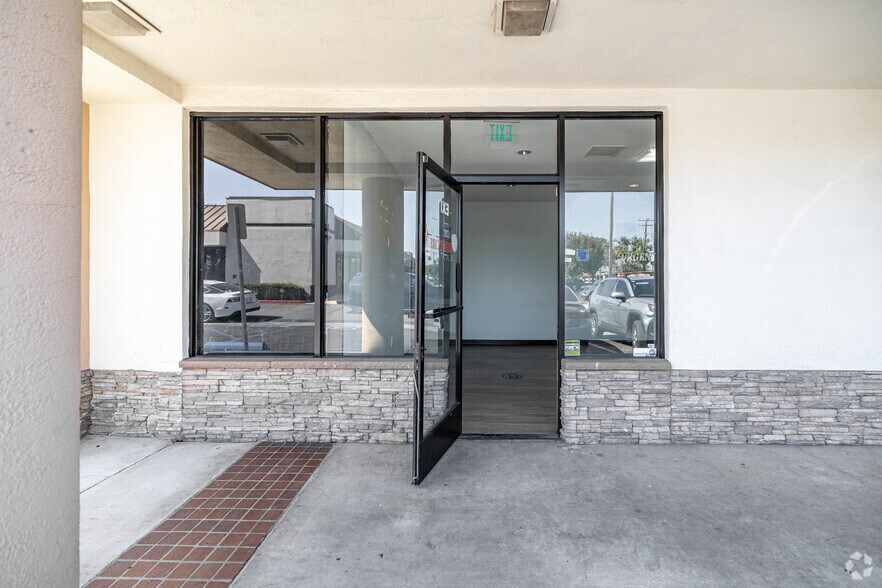 More Photos Of 2115 N Tustin St, Orange Freestanding For Lease