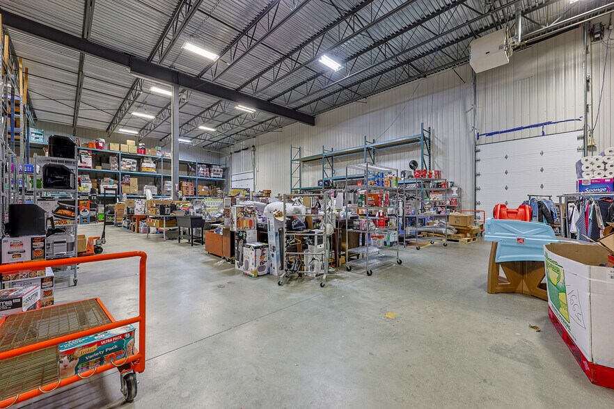 More Photos Of 1555 Boul Industriel, Farnham Warehouse For Lease