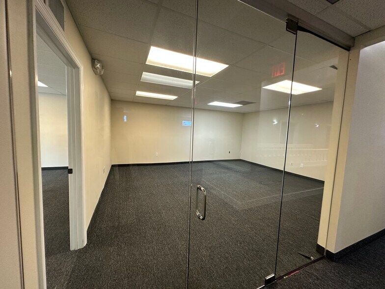 More Photos Of 1936 Hollywood Blvd, Hollywood Storefront Retail Office For Lease