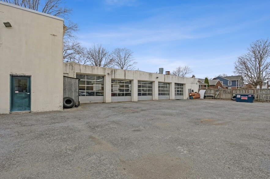 More Photos Of 2217 Farragut ave, Bristol Service For Sale