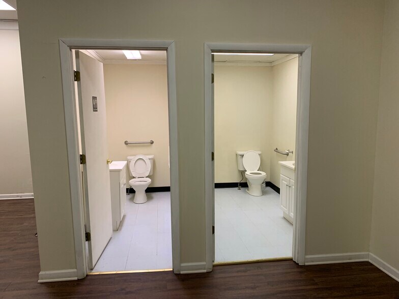 More Photos Of 718-720 Midland Ave, Midland Storefront Retail Office For Lease