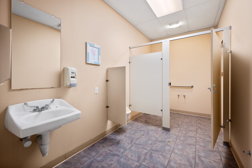 More Photos Of 12334 US-165, Glenmora Office For Sale