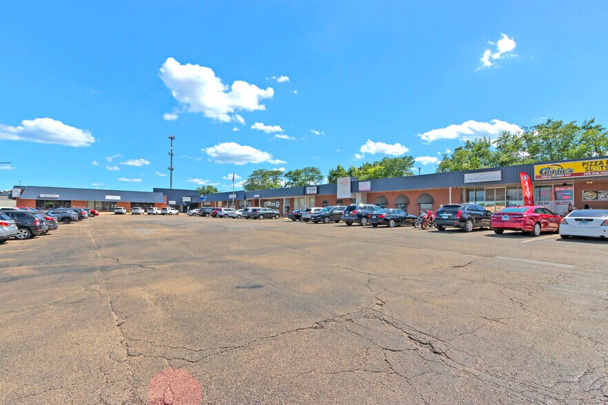 More Photos Of 2910-2996 Court St, Pekin General Retail For Sale