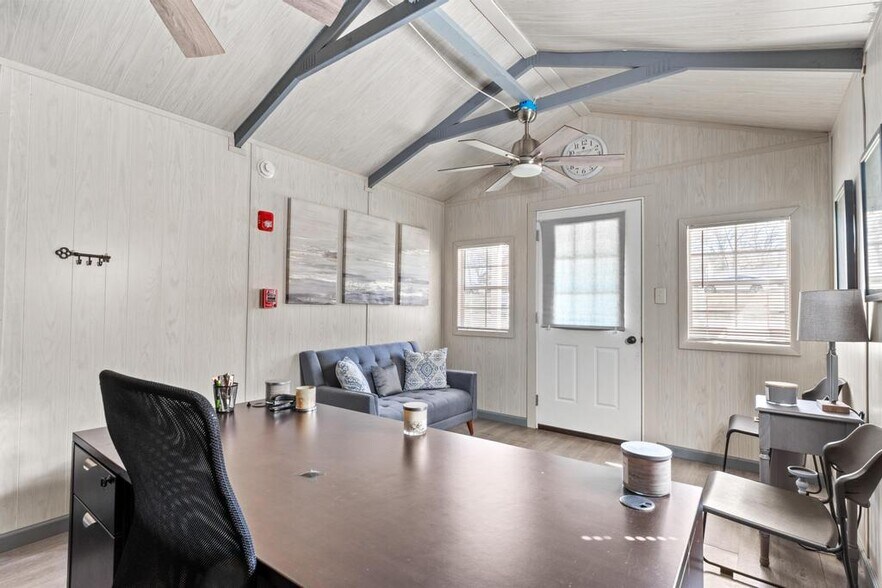 More Photos Of 450 S Oak St, Jackson Storefront Retail Office For Sale