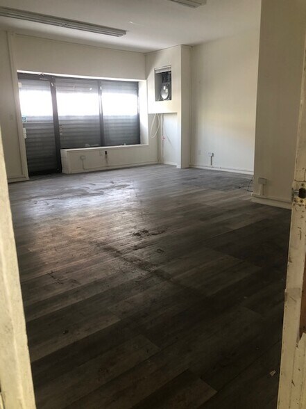 More Photos Of 1066-1068 39th St, Brooklyn Service For Lease
