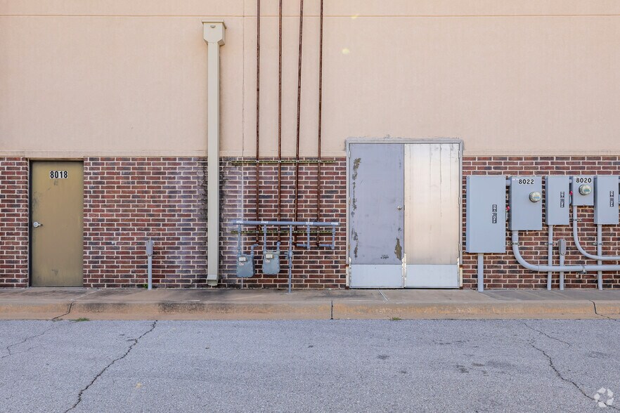 More Photos Of 8000-8022 NW 39th Expressway, Bethany Freestanding For Lease