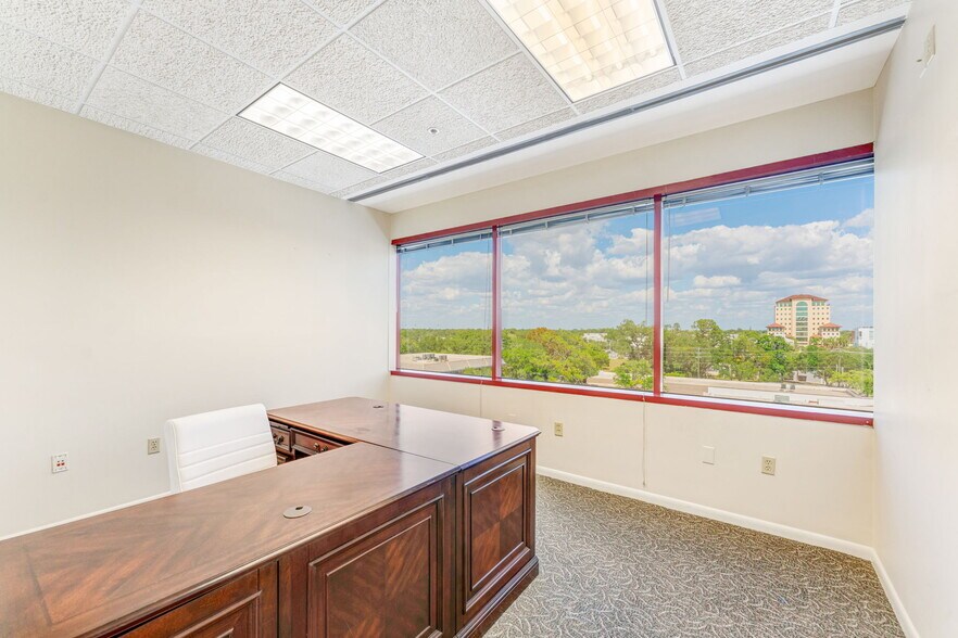 More Photos Of 2033 Main St, Sarasota Office For Lease