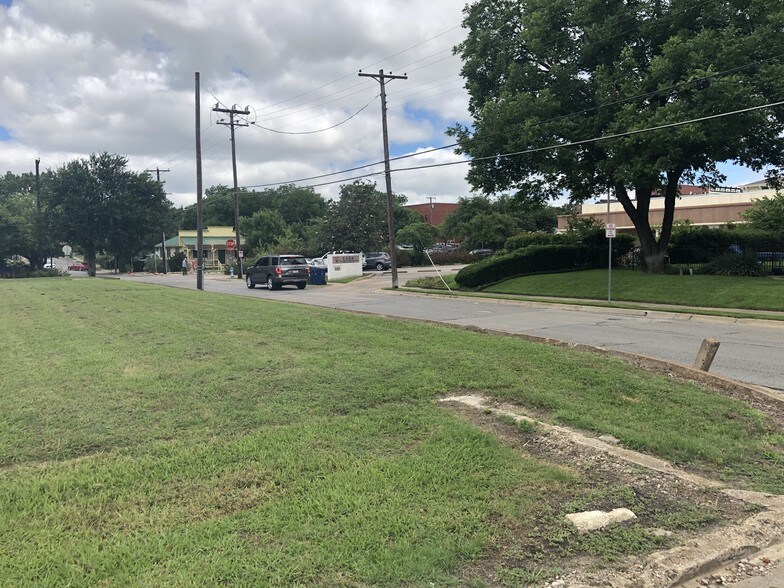 More Photos Of SWC Davis St & S. Tennessee St, McKinney Land For Lease