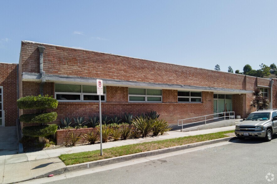 More Photos Of 6368 Arizona Cir, Los Angeles Office For Lease