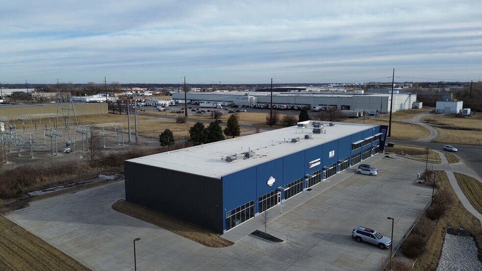 More Photos Of 1615 SE Cortina Dr, Ankeny Flex For Lease