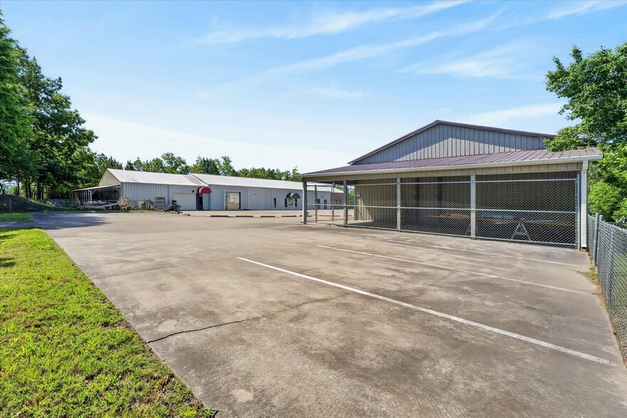 More Photos Of 141 Corporate Dr, Clarksville Flex For Lease