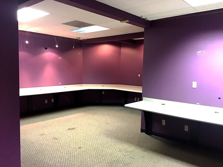 More Photos Of 1 Bronze Pointe Blvd, Swansea Office For Lease