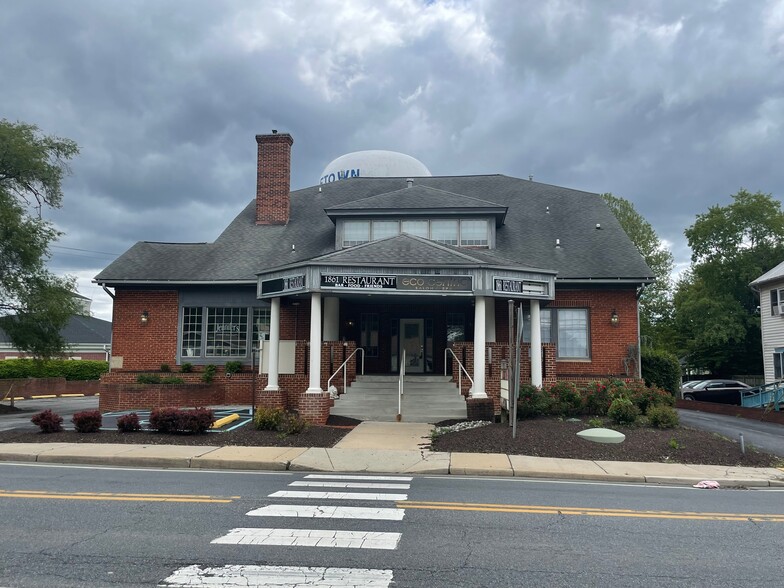 Primary Photo Of 423 N Broad St, Middletown Storefront For Sale