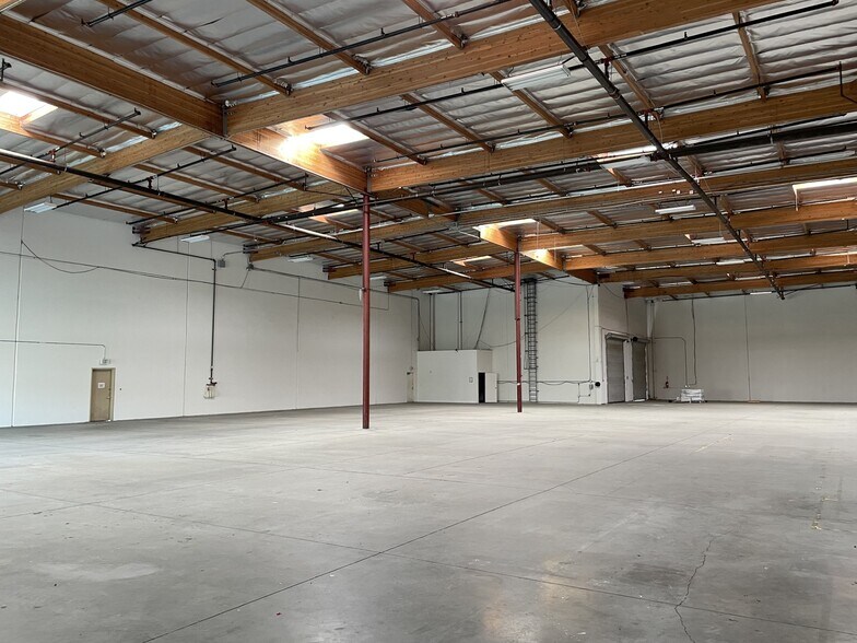 More Photos Of 38940 Trade Center Dr, Palmdale Warehouse For Lease