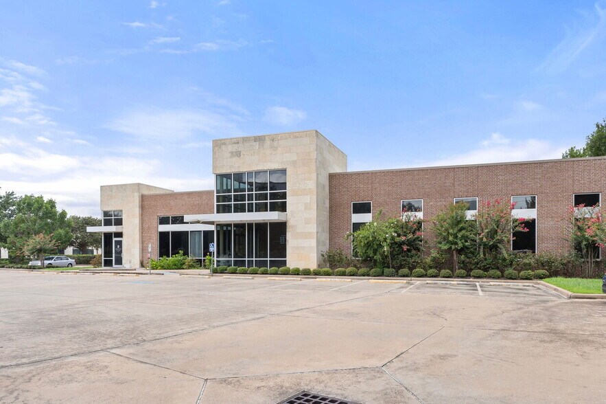 More Photos Of 16701 Creek Bend Dr, Sugar Land Medical For Lease