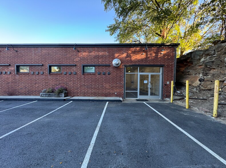 More Photos Of 1120 Curran St NW, Atlanta Showroom For Lease