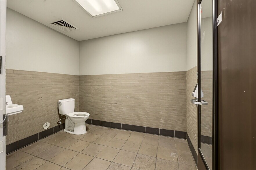 More Photos Of 120 E Main St, Ashland Freestanding For Sale