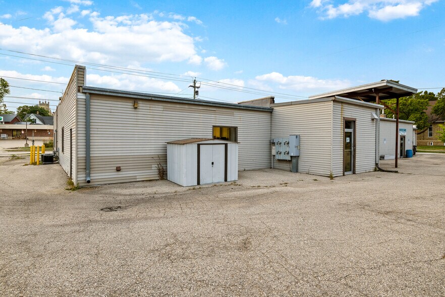 More Photos Of 316 N Main St, Lake Mills Office For Sale