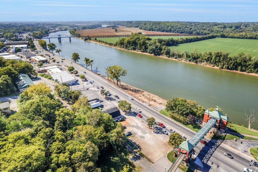 More Photos Of 211 N Riverside Dr, Clarksville Freestanding For Sale