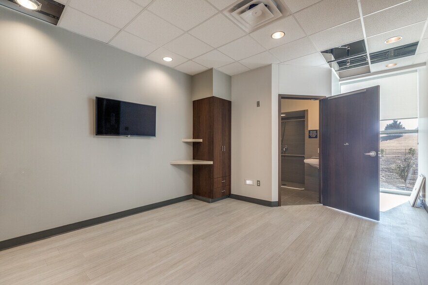 More Photos Of 6601 W University Dr, McKinney Hospital For Lease