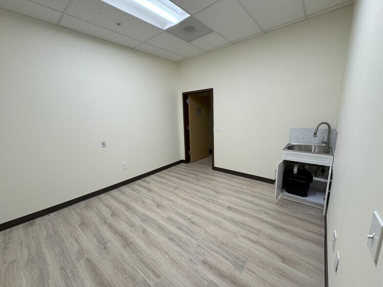 More Photos Of 4446-4450 Park Heights Ave, Baltimore Storefront For Lease