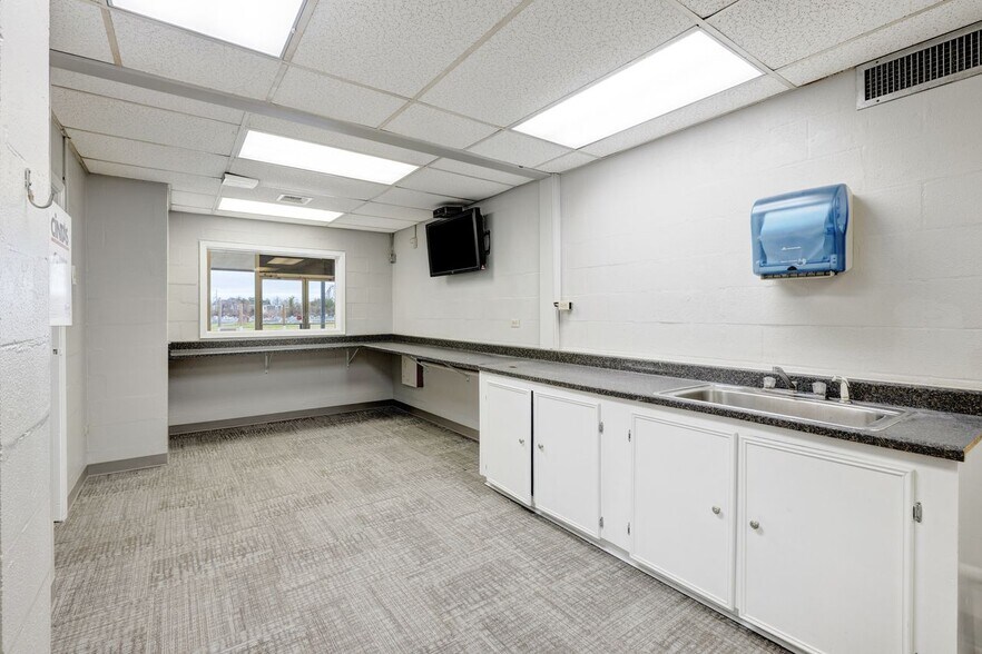 More Photos Of 403 W Admiral Doyle Dr, New Iberia Distribution For Lease