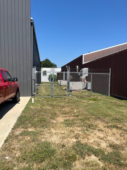 More Photos Of 962 Neubling Ave, Evansville Warehouse For Sale