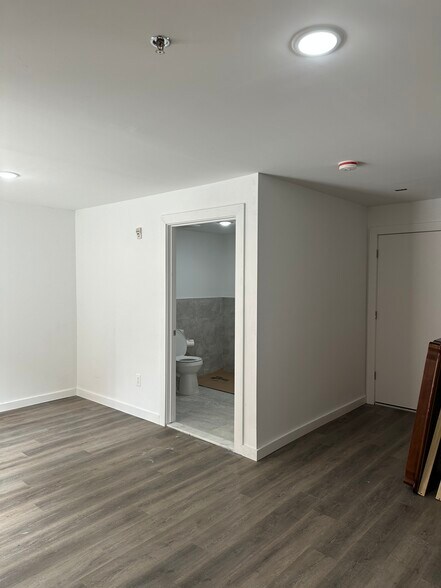 More Photos Of 3831 Carpenter Ave, Bronx Flex For Lease