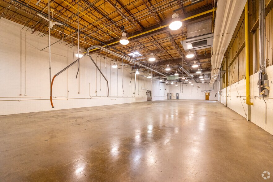 More Photos Of 200 E Avenue G, Rochelle Manufacturing For Sale