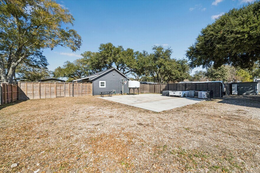 More Photos Of 5235 E 5th St, Katy Flex For Sale