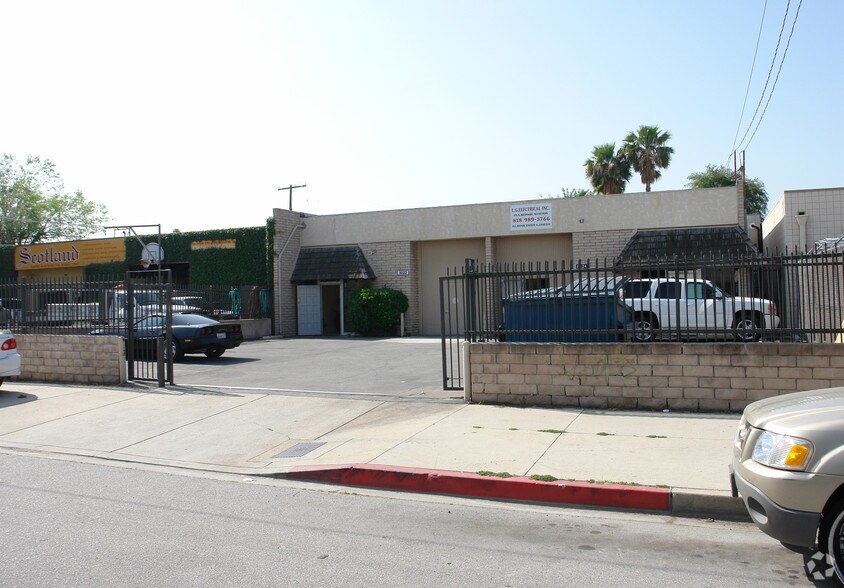 More Photos Of 16122-16124 Leadwell St, Van Nuys Light Manufacturing For Lease