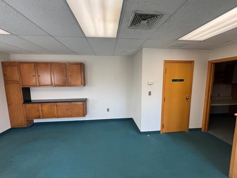 More Photos Of 123 Dwight Rd, Longmeadow Medical For Lease