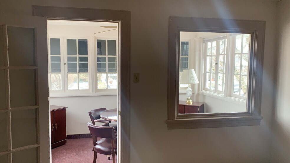 More Photos Of 8949 Manchester Rd, Brentwood Freestanding For Lease