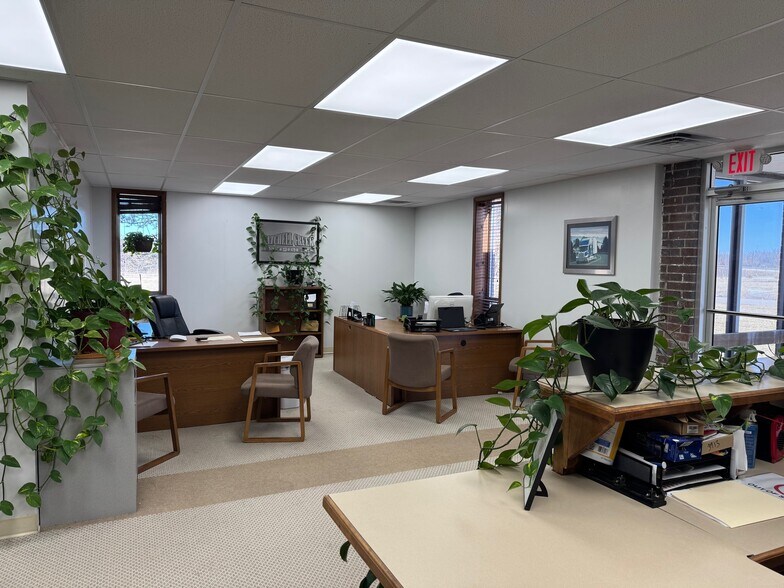 More Photos Of 3913 SW 10th St, El Dorado Office For Sale