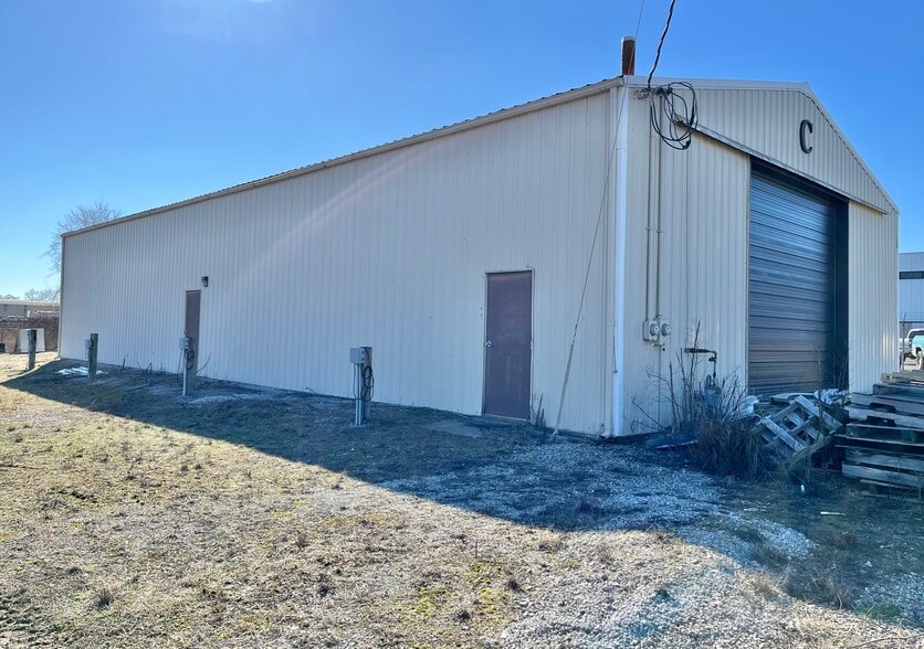 More Photos Of 1401 W Center St, Warsaw Light Distribution For Sale
