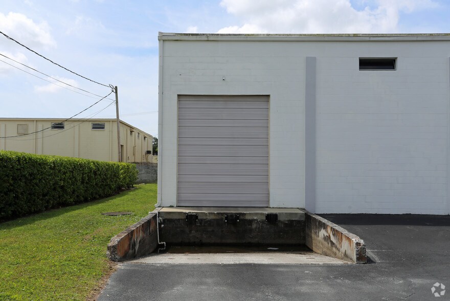 More Photos Of 4920 W La Salle St, Tampa Warehouse For Lease
