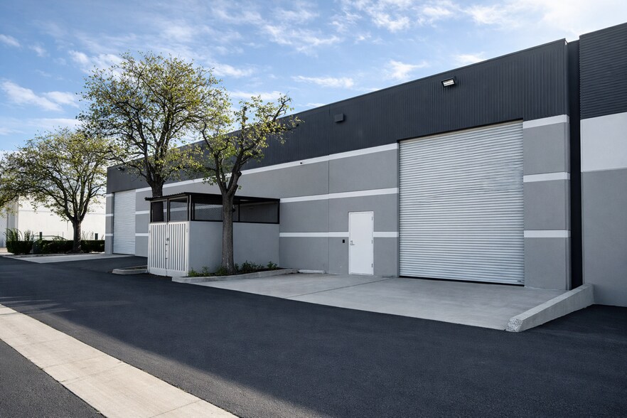 More Photos Of 1341-1351 Vanguard Dr, Oxnard Warehouse For Sale