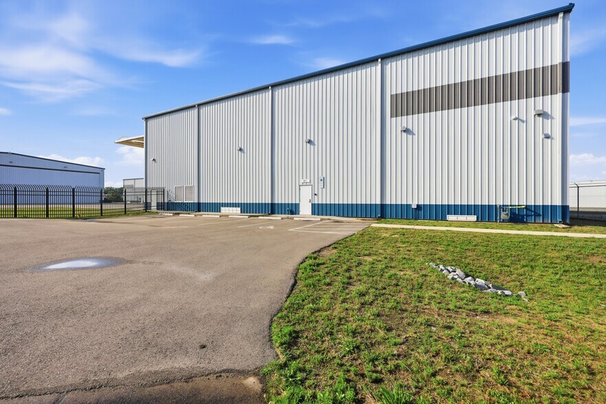 More Photos Of 451 Airport Rd, Greenville Airplane Hangar For Lease