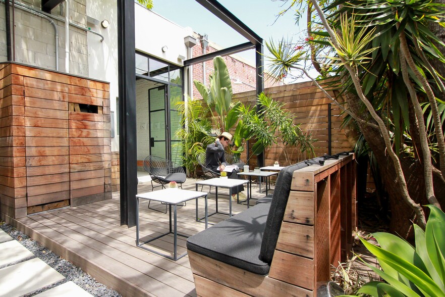 More Photos Of 1110-1116 Abbot Kinney Blvd, Venice Storefront Retail Office For Lease