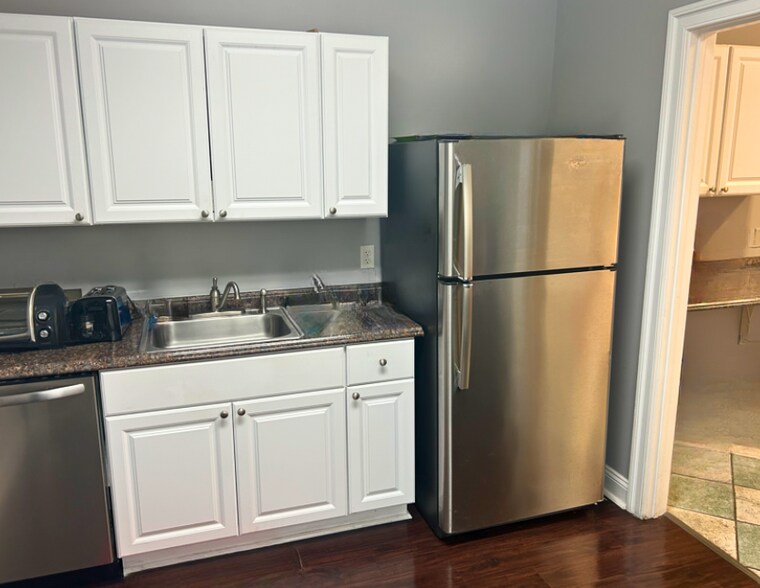 More Photos Of 405-413 Larch Cir, Wilmington Office For Sale